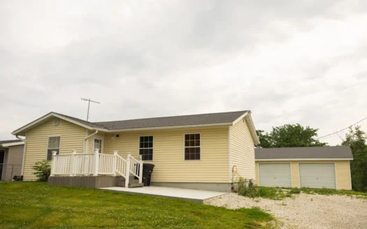 Home in Town For Sale Lancaster MO!
