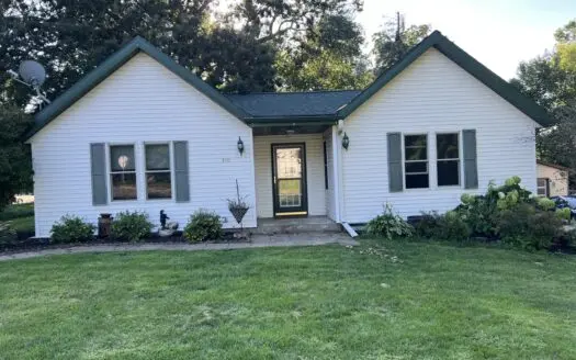 Home For Sale in the Heart of Iola, WI