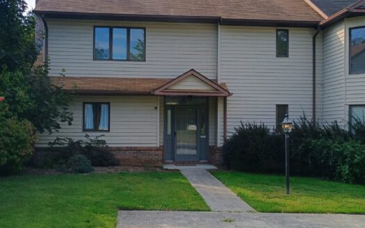 Beautiful townhome in town! Close to shopping and hospital.