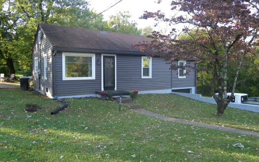 New Albany Country setting home