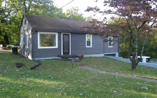 New Albany Country setting home