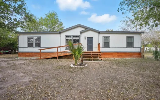 Versatile Property – Residential or Commercial Use with Acreage