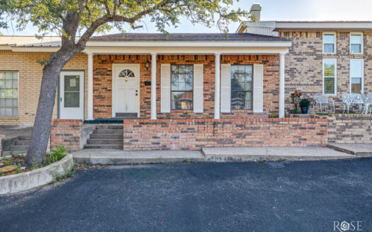 Queens Court Sonora TX Townhouse with Bonus Den & 2-Car Garag