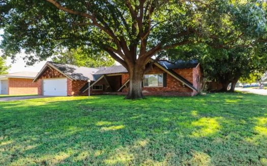 MOVE IN READY! 3/2.5/2 EXCELLENT LOCATION! **Littlefield**