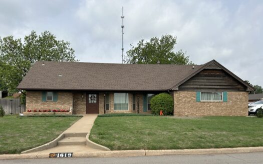 Home for Sale Cordell Oklahoma 4 bedroom 2.5 bath over 2000 sq ft