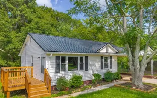 Beautifully Renovated home in the Heart of Lavonia