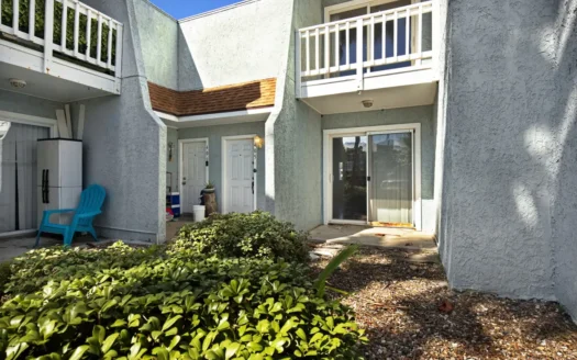 Townhome on a Canal With a Pool and Boat Docks