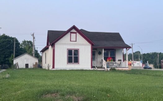 Come Take A Look At This Affordable 2 Bedroom Cottage!