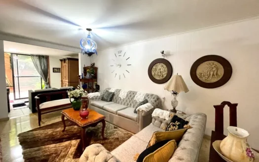 Amazing high ceiling house located in Poblado