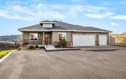 DISCOVER comfort, privacy, and remarkable views in Colfax WA