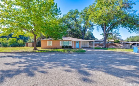 Charming 2-Bedroom Home on Over an Acre in Sonora, TX