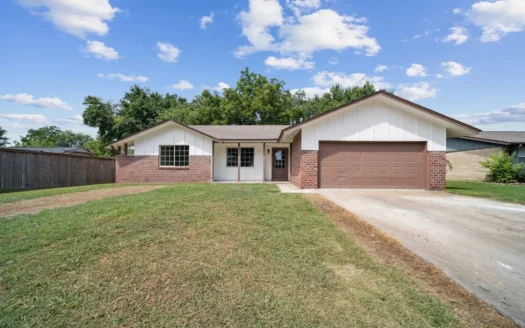 Pryor, Oklahoma Home in Town For Sale