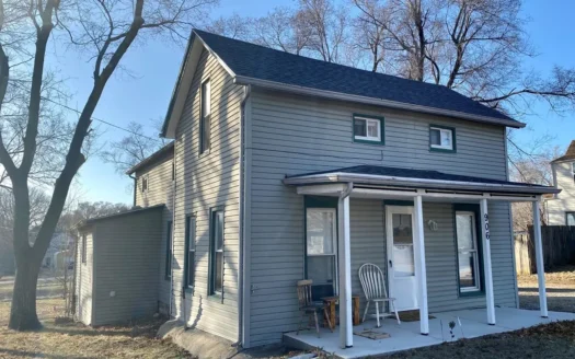 Home in Town For Sale in Oskaloosa Kansas