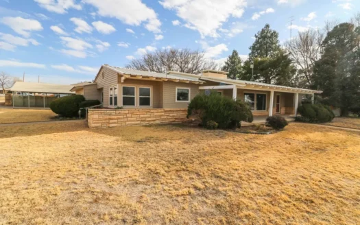 3/3 SPACIOUS HOME in MULESHOE, TX on a corner lot w/a SHOP!
