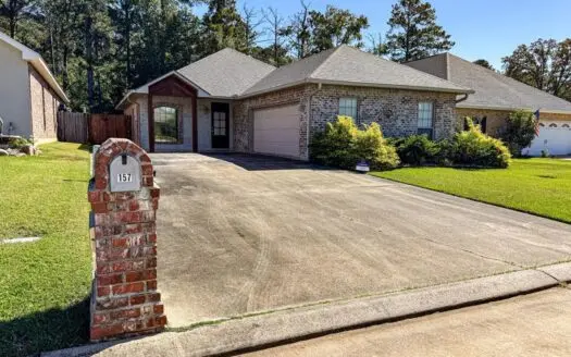 Charming Home on 157 Lakeland Dr, Pineville, Louisiana