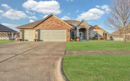 Custom home in Weatherford Prairie West Estates for sale!!