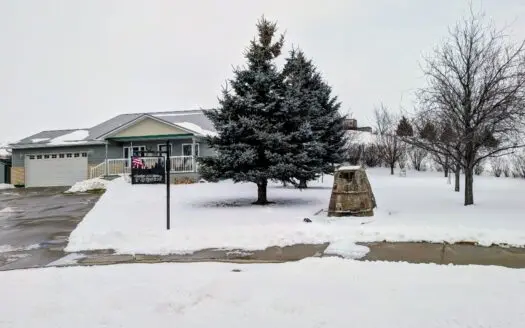 4 Bedrooms On Edge Of Town Landscaped Yard Double Garage