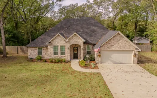 4BR-2.5BA Brick Home in Mineola, Texas – 1/2 Acre Lot Wood County