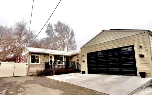 Home in Town For Sale in Yakima, Washington