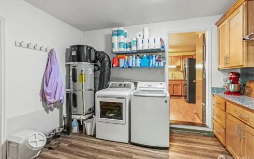 Charming Kelso Home with Modern Touches & Fenced Yard