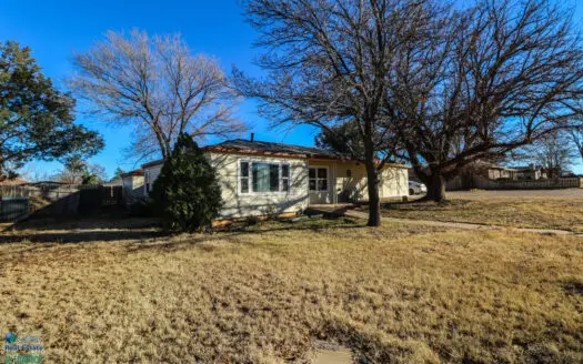 4 Bedroom Home in Sudan, TX! or 3/2 with an office! Oversized Lot