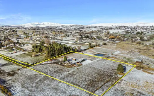 Country Home on Land For Sale in Selah, WA