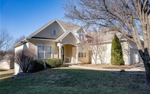 Move-In Ready Carriage Oaks Home with Expansive Living Space