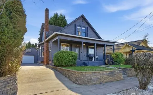 Updated 1905 Charmer Steps from Downtown Camas