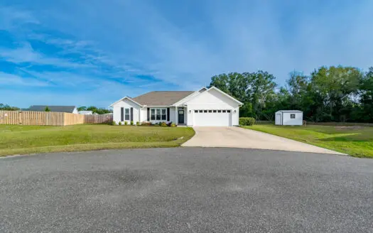 3 Bedroom Home For Sale in Trenton, FL- Close to town