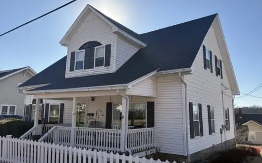 1.5 Story Home In Central Bethany, MO