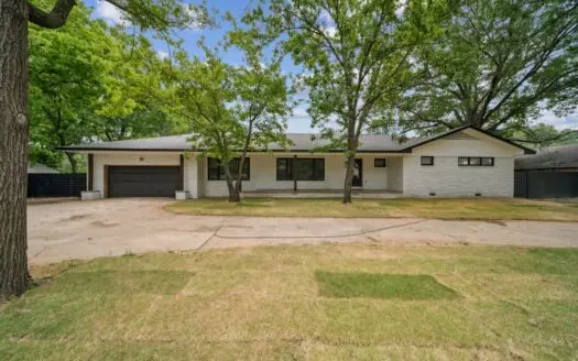 Pryor, Oklahoma Home in Town For Sale