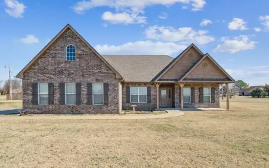 Pryor, Oklahoma Home in Town For Sale