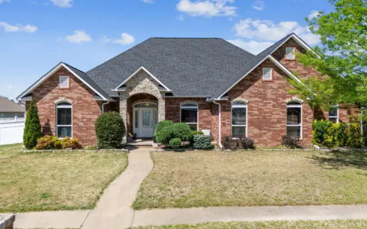 Pryor, Oklahoma Home in Town For Sale