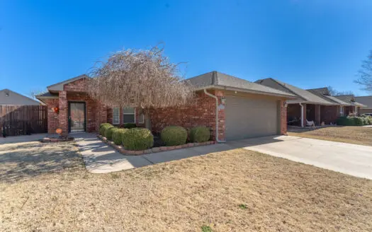 Three bedroom, 2 bath home in Clinton, OK near Oklahoma Spaceport