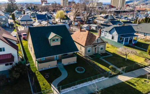 Charming Yakima Town House and Beautiful Backyard With Sprinklers