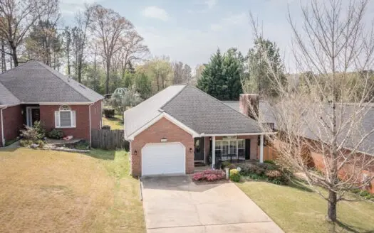 Beautifully updated Garden Home in Holly Hills