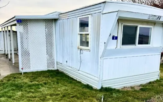 Home in Town For Sale in Yakima County, WA