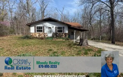 Home In Horseshoe Bend Arkansas In A Peaceful Neighborhood