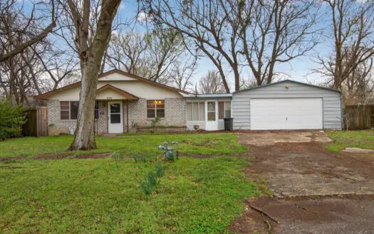 Pryor, Oklahoma Home in Town For Sale