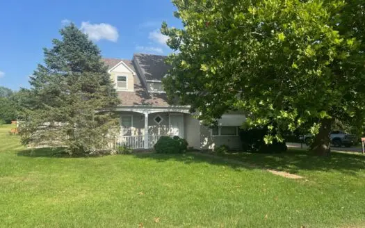 Cape Cod Home of your Dreams in Chillicothe, MO!