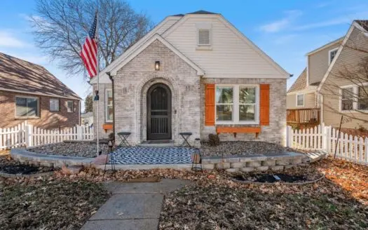 Cottage-Style Home For Sale in Harlan, Iowa