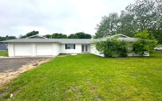 Large 3 Bedroom Home Near School in Stratford, OK – Move-in Ready