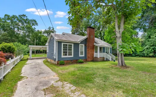 3 bed, 2 bath home with 1648 sq feet in town