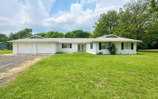 Large 3 Bedroom Home Near School in Stratford, OK – Move-in Ready