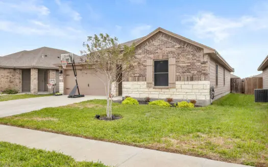 Calallen Four Bedroom Home With Custome Details