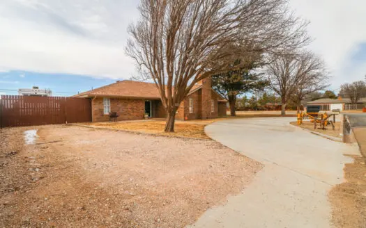 TURN-KEY Gem! 3/2/2 w/SHOP, Greenhouse & Amenities Galore!