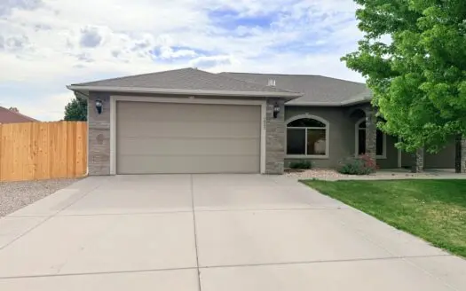 Single Level Home With Fireplace, Solar, Near Parks & Mtn Biking