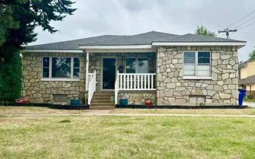 Beautiful Family Home in Alva!