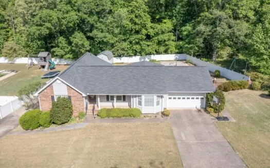 home in neighborhood w/pool and fenced-in backyard