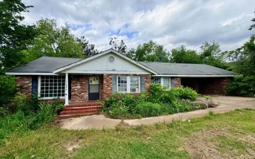 Great Fix and Flip Investment Home in Town in Booneville, MS